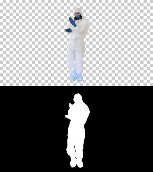 博士でハザマット保護スーツ面白い方法で踊るCovid-19の概念, Alpha Channel — ストック写真