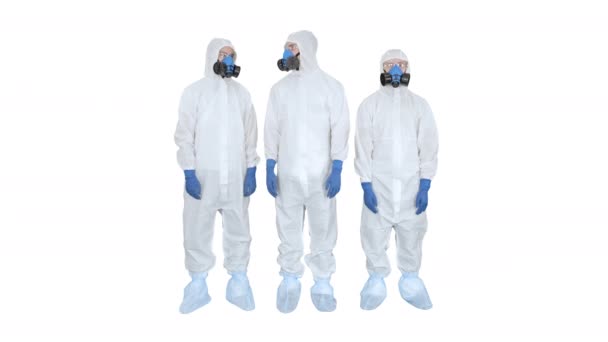 Drei Ärzte in Schutzkleidung falten die Hände vor weißem Hintergrund. — Stockvideo