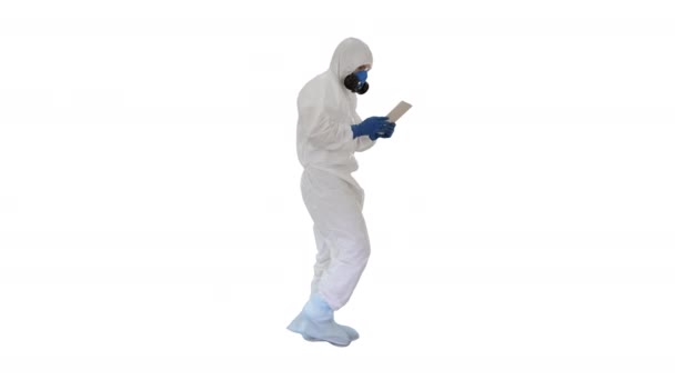 Científico o docrot usando trajes de riesgo biológico y máscaras protectoras usando tableta digital mientras camina sobre fondo blanco . — Vídeo de stock