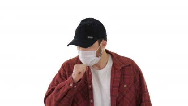 Granjero adulto con una máscara médica tosiendo mientras camina sobre fondo blanco . — Vídeos de Stock