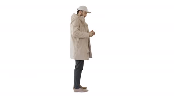 穿著冬衣的男子使用清洁剂喷雾预防白色背景的流感. — 图库视频影像