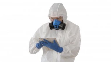 Beyaz arka planda dijital tablet kullanan koruyucu kıyafetli bir erkek doktor..