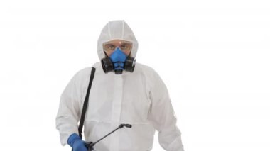 Antiviral sıvı tankla yürüyen dezenfektan beyaz arka planda kameraya bakıyor.