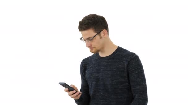 Άντρας με γυαλιά που υποφέρει από βήχα και χρησιμοποιεί το τηλέφωνό του σε λευκό φόντο. — Αρχείο Βίντεο