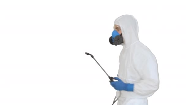 Férfi visel NBC egyéni védőfelszerelés spray fertőtlenítő és tánc fehér alapon. — Stock videók