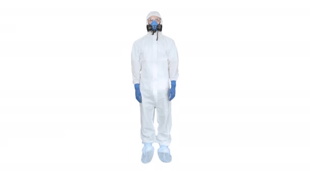 Man i skyddsdräkt, en mask och en respirator Tummen upp på vit bakgrund. — Stockvideo