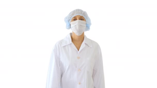 Médica andando usando máscara cirúrgica no fundo branco . — Vídeo de Stock