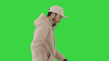 Yeşil ekranda yürüyen, kışlık şık ceketli yakışıklı adam, Chroma Key..