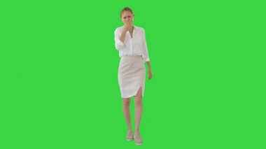 Genç İş Kadını Yeşil Ekranda Hasta ve Öksürük Gibi Hissediyor, Chroma Anahtarı.