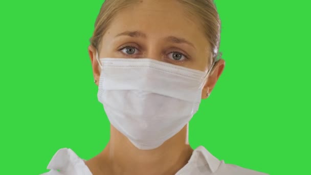 Zakelijke vrouw met een beschermend medisch masker op een groen scherm, Chroma Key. — Stockvideo