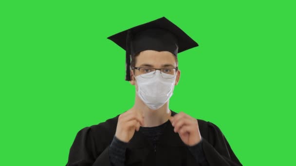 Étudiant diplômé en masque médical sur un écran vert, Chroma Key . — Video