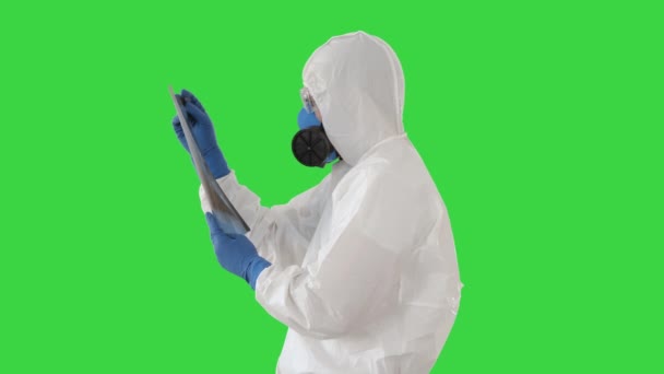 Épidémiologiste en respirateur examiner les patients pneumonie sur une radiographie Covid-19 sur un écran vert, Chroma Key . — Video