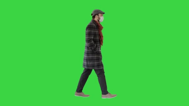 Gentleman mit einer schützenden Gesichtsmaske auf einem Green Screen, Chroma Key. — Stockvideo