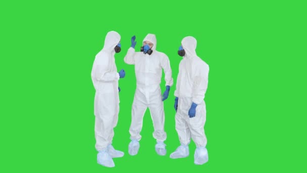 Médicos con trajes de hazamat apilando manos Trabajo en equipo en una pantalla verde, Chroma Key . — Vídeo de stock
