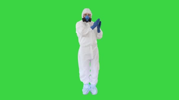 Доктор в защитном костюме-хазамате забавно танцует концепцию Covid-19 на зеленом экране, Chroma Key . — стоковое видео