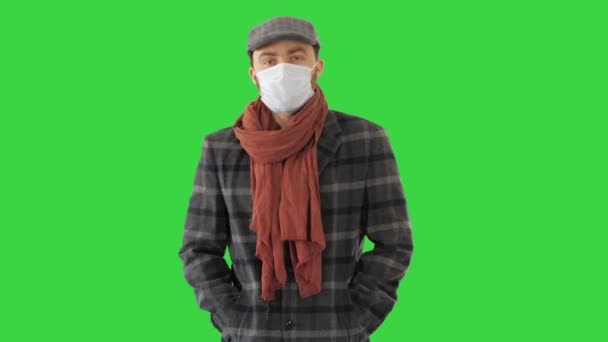 Джентльмен з медичною маскою йде на зеленому екрані, Chroma Key. — стокове відео