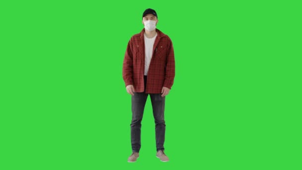 Jongeman in verwachting en het dragen van masker wordt weergegeven duim op een groen scherm, Chroma Key. — Stockvideo