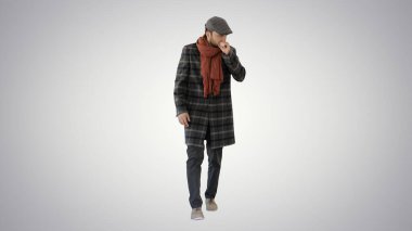 Tarz sahibi beyefendi, arka planda yürüyor ve öksürüyor..