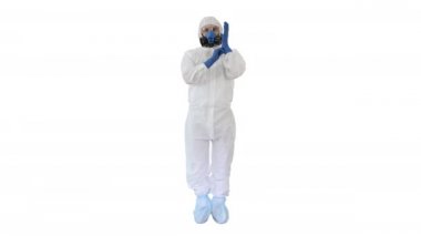 HAZMAT Giyen Adam Koruyucu Giysi Beyaz arka planda Eldiven Giydiğini Gösteriyor.