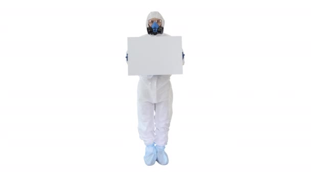 Lab επιστήμονας σε κοστούμι ασφαλείας κρατώντας άδειο λευκό πίνακα σε λευκό φόντο. — Αρχείο Βίντεο