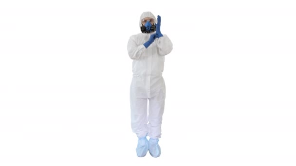 Man dragen HAZMAT Beschermende kleding Toont dat hij draagt handschoenen op witte achtergrond. — Stockvideo