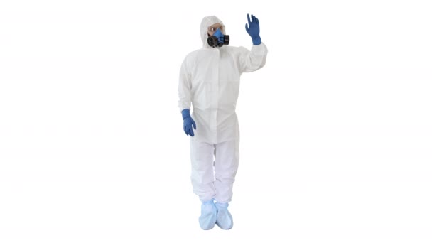 Médico em roupas hazamat apontando na tela imaginária em fundo branco . — Vídeo de Stock
