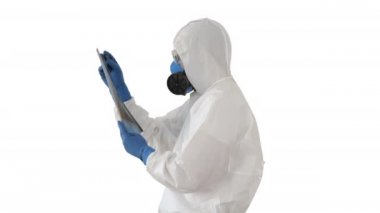 Solunum cihazındaki epidemiyoloji uzmanı hastaları beyaz arka planda Covid-19 radyografisinde zatürree olarak inceleyecek..