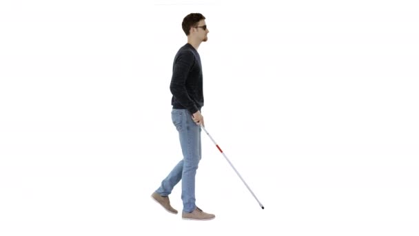 Blinde jongeman met een wandelstok op witte achtergrond. — Stockvideo