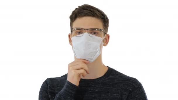 Άντρας με μάσκα μιας χρήσης και γυαλιά σε λευκό φόντο. — Αρχείο Βίντεο