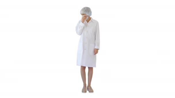 Tos Médico femenino en una máscara para evitar que otros de infección en el fondo blanco . — Vídeos de Stock
