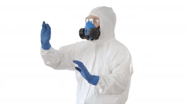 Dottore in respiratore, occhiali e guanti toccare schermo virtuale su sfondo bianco . — Video Stock