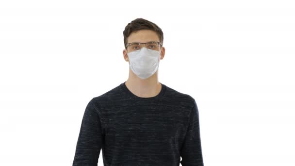 Student in antiviraler Maske auf weißem Hintergrund. — Stockvideo