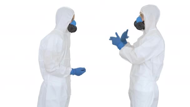 Två läkare ger high five efter ett lyckat föredrag på vit bakgrund. — Stockvideo