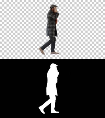 Yetişkin adam koruyucu bir maske takıyor telefonda konuşuyor ve yürüyor, Alfa Kanalı.