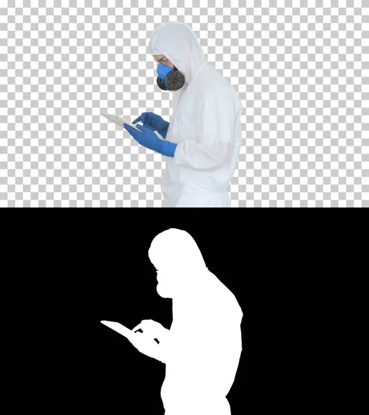 Travailleur de la santé portant une combinaison Hazmat travaillant sur tablette numérique, Alpha Channel — Photo