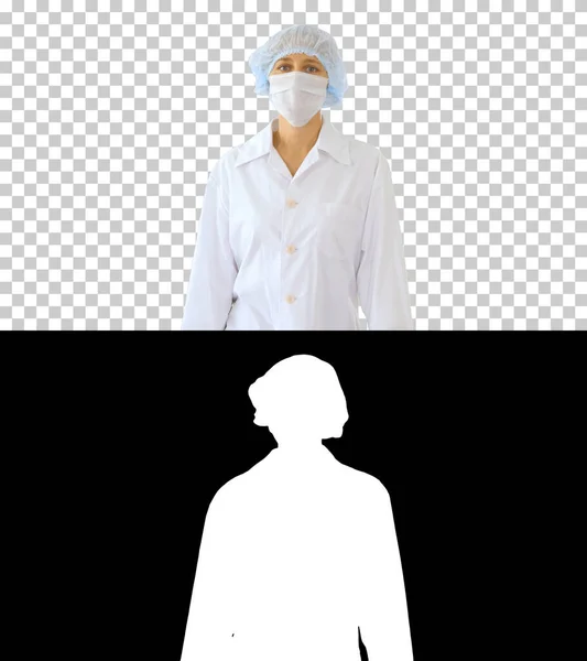 Περπάτημα γυναίκα γιατρός φορώντας χειρουργική μάσκα, Alpha κανάλι — Φωτογραφία Αρχείου