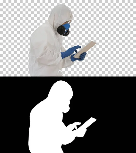 Tudós vagy docrot visel biológiailag veszélyes ruhák és védő maszkok segítségével digitális tabletta séta közben, Alpha Channel — Stock Fotó