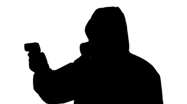 Siluet Doktoru, virüsün covid-19 belirtilerine karşı vücut sıcaklığını ölçmek için kızılötesi termometre tabancası kullanıyor..