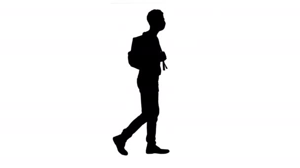 Silhouette Student in Schutzmasken mit Rucksack unterwegs. — Stockvideo