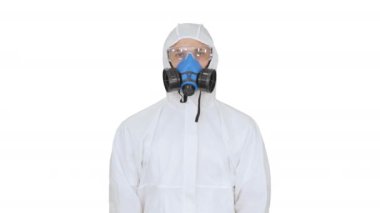 Koruyucu giysili adam, maske ve solunum cihazı beyaz arka planda..