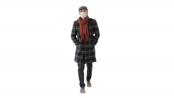Gentleman med medicinsk ansiktsmask promenader på vit bakgrund. — Stockvideo