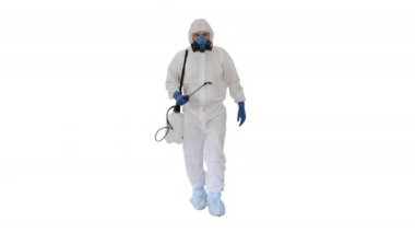 Antiviral sıvı tankla yürüyen dezenfektan beyaz arka planda kameraya bakıyor.