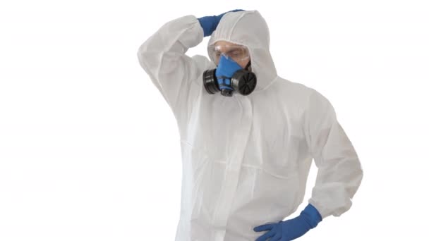 Γιατρός με προστατευτικά ρούχα κρατά το κεφάλι του σε λευκό φόντο. — Αρχείο Βίντεο