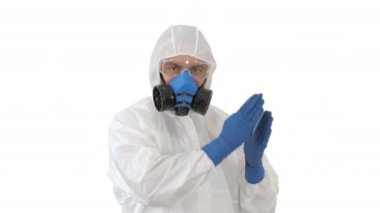 Hazamat giysili doktor beyaz arka planda komik bir Covid-19 konseptiyle dans ediyor..