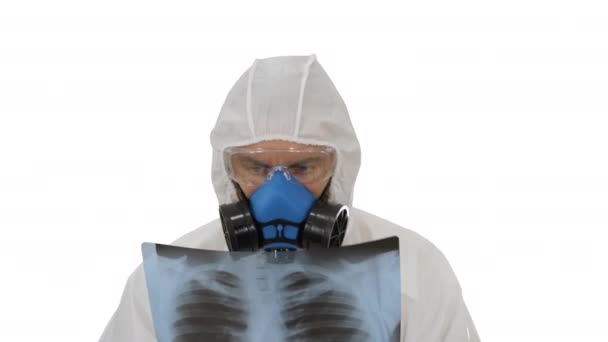 Médico en traje protector de materiales peligrosos blancos revisando los pulmones Rayos X buscando virus epidémicos sobre fondo blanco . — Vídeos de Stock