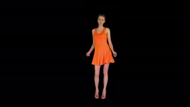 Красавица с короткой стрижкой танцует в оранжевом сарафане, канал Альфа — стоковое видео