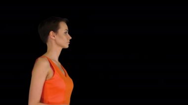 Güzel kadın flört eden turuncu elbiseyle dans ediyor, Alpha Channel.