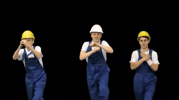 Tre operai edili danzanti in cappelli duri, Alpha Channel — Video Stock