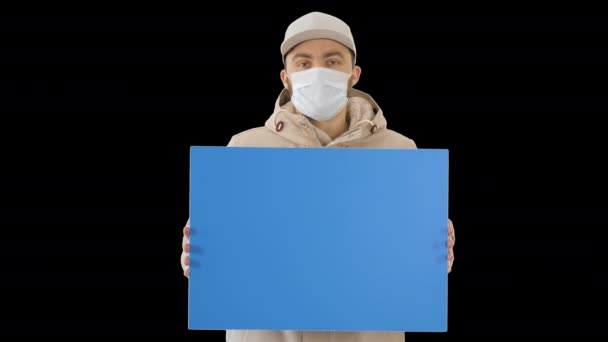 Случайный человек с рекламным щитом в защитной маске, Альфа-канал — стоковое видео