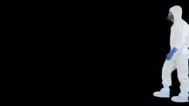 Koruyucu kostümlü bir virolog Alpha Channel 'a girip çıkıyor.